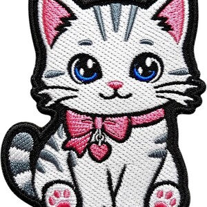 Puede incluir: Un parche bordado termoadhesivo que muestra un gatito blanco con rayas grises, grandes ojos azules y orejas rosadas. El gatito lleva un lazo rosa con un pequeño dije en forma de corazón alrededor del cuello y tiene almohadillas rosas.