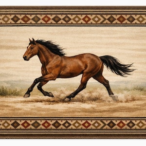Könnte beinhalten: Ein rechteckiger Teppich mit einem braunen Pferd, das durch eine staubige Landschaft galoppiert. Das zentrale Bild ist von einem dunkelbraunen Rand umgeben, der mit einem geometrischen Muster aus Rauten in Beige, Rot und Braun verziert ist.
