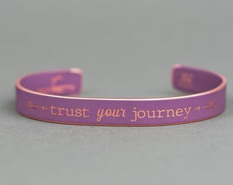 Pulsera tipo brazalete morada con mensaje inspirador – Pulsera "Confía en tu camino" / Colección "Bajo el color"