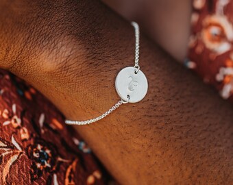 Pulsera con disco del zodíaco personalizada en oro, plata de ley y oro rosa.