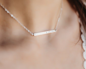 Collar de barra de nombre, monograma en plata esterlina, relleno de oro y relleno de oro rosa