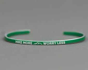 Pulsera de senderismo personalizada • Pulsera "Camina más, preocúpate menos" • Pulsera de puño de aluminio verde • Pulsera de montaña • Joyería de aventura