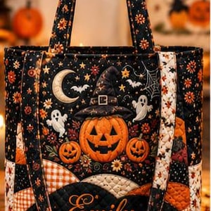 Può includere: Una borsa tote trapuntata con sfondo nero e un motivo di Halloween con zucche, fantasmi, stelle e una luna crescente. Il nome Emily è ricamato in arancione. Un'etichetta nera in basso riporta la scritta Front View.