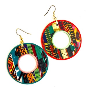 Chidenma - Orecchini pendenti colorati in pelle di legno Kente Happy Mail