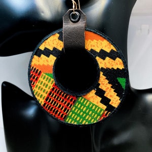 Orecchini Kente in pelle e pelle scamosciata a disco grande