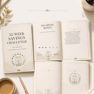 Puede incluir: Un planificador de desafío de ahorro de 52 semanas con cubierta beige y páginas interiores que muestran un gráfico de frasco, el texto 52-WEEK SAVINGS CHALLENGE, NO-SPEND BONUS y una lista de diez consejos financieros de seguimiento.