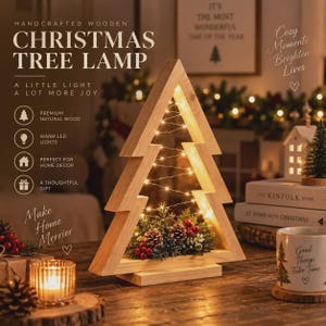 Puede incluir: Una lámpara de árbol de Navidad de madera hecha a mano con un marco triangular y luces LED cálidas. La base está decorada con piñas, bayas rojas y vegetación. El texto en la imagen incluye Handcrafted Wooden Christmas Tree Lamp.