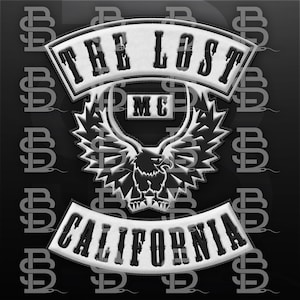 以下が含まれることがあります： 中央に鷲のグラフィック、上部に「THE LOST MC」、下部に「CALIFORNIA」の文字が刺繍された白黒のパッチ。鷲の頭のすぐ上に小さな長方形の「MC」パッチが配置されたデザインで、背景は暗い色調になっています。