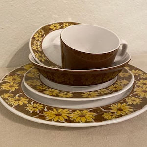 Mikasa Mediterrania Flora Ten Place Settings Plus Extras Brown with Yellow Daisies 63 Piece Vintage Read Description