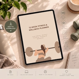 Op de afbeelding: Een digitale tablet met een 12-weekse fitness- en wellnessplanner op het beige scherm, voorzien van een afbeelding van een persoon die een halter optilt. Het scherm bevat tekst over doelstellingen, trainingstracking en reflectie.