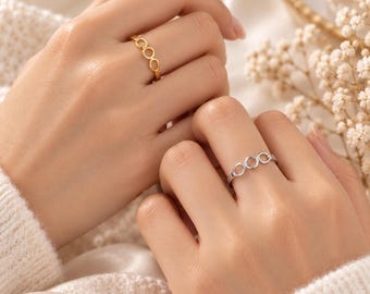 Minimalistisk trippelcirkelring, geometrisk ring i guld eller silver, läckra vardagssmycken, modern present till henne