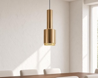 Pendelleuchte aus Messing: Glänzende Goldoberfläche, nordisches Design im Stil der Mitte des 20. Jahrhunderts