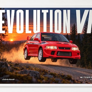 Peut inclure: Une affiche représentant une voiture Mitsubishi Evolution VI rouge sautant au-dessus d'un chemin de terre au coucher du soleil. Le texte EVOLUTION VI est imprimé en grandes lettres blanches en haut. MITSUBISHI 2001 et Lombardia Automobili sont visibles.