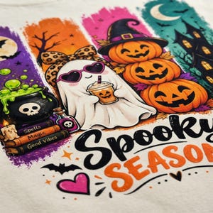 Spooky Season Spökkaffe T-shirt, Färgglad Halloween Grafisk T-shirt, Häxhatt, Jack-o'-Lanterns, Spökhus