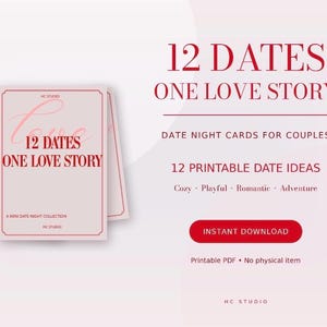 Puede incluir: Un conjunto de tarjetas de citas de color rosa claro para parejas con el texto 12 DATES ONE LOVE STORY en fuente roja oscura. Las tarjetas incluyen una mini colección de citas, 12 ideas de citas imprimibles y el texto Cozy, Playful, Romantic, Adventure.
