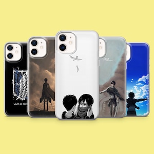 Pode incluir: Cinco capas transparentes para smartphone com ilustrações de personagens de Attack on Titan. Os designs incluem o emblema das Asas da Liberdade com texto, uma personagem numa paisagem, um pássaro sobre duas personagens e uma silhueta.