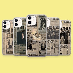 Può includere: Una collezione di cinque cover per smartphone con un collage di ritagli di giornale in stile vintage. I design includono ritratti in bianco e nero di personaggi, titoli come Undesirable No. 1 e vari articoli di testo su sfondo beige.
