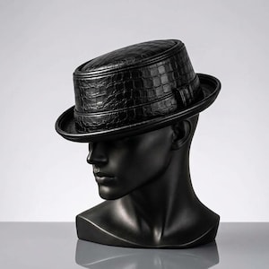 Sombrero fedora de cuero negro con relieve de cocodrilo, sombrero de cuero texturizado, sombrero clásico estilo trilby, accesorio de moda vintage