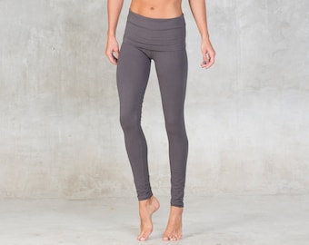 Yogahose aus Bio-Baumwolle mit umgeschlagenem Bund, Unterteil aus grauer Baumwolle