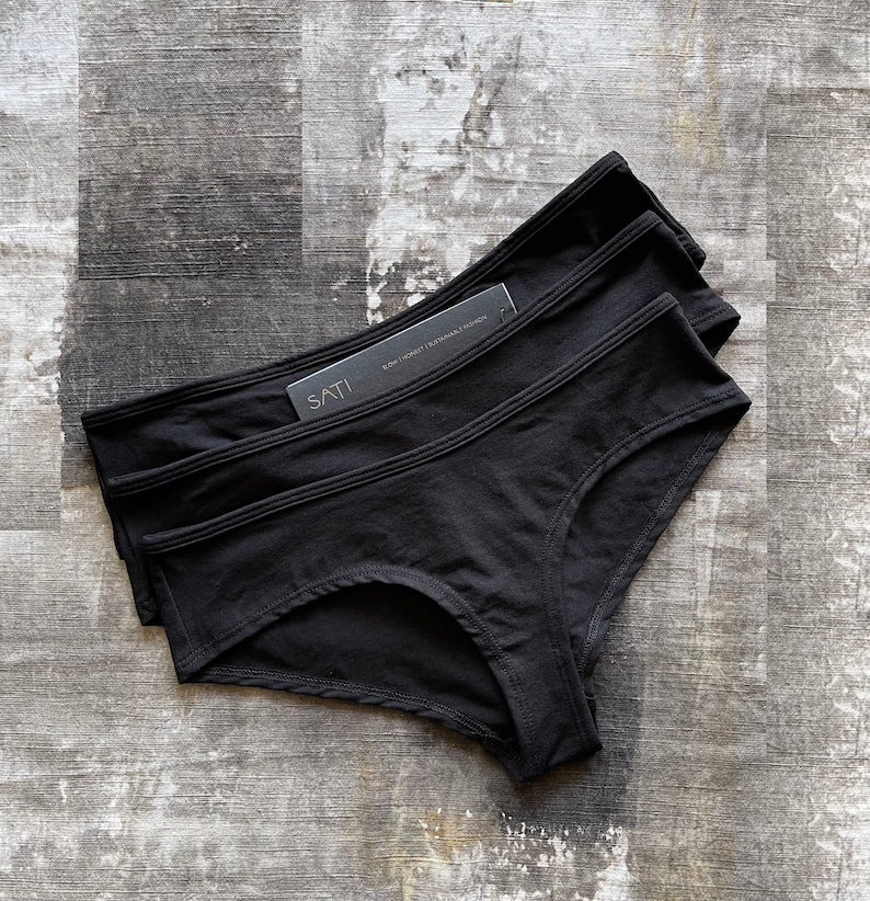以下が含まれることがあります： 黒いタグに「SATI HIGH QUALITY TEXTILE FABRICS」と書かれた、黒い下着が3枚セットになっています。