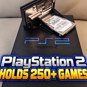 Może przedstawiać: Czarna konsola PlayStation 2 z adapterem sieciowym Game Star i dyskiem twardym Toshiba przymocowanym z tyłu. Powierzchnia konsoli zawiera niebieskie logo PS2 i napis PlayStation 2 oraz grafikę z tekstem PlayStation 2 HOLDS 250+ GAMES.