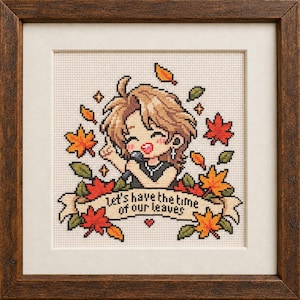Puede incluir: Un bordado en punto de cruz enmarcado que muestra un personaje de dibujos animados con cabello castaño cantando en un micrófono, rodeado de hojas de otoño coloridas y una pancarta con el texto "Let's have the time of our leaves".