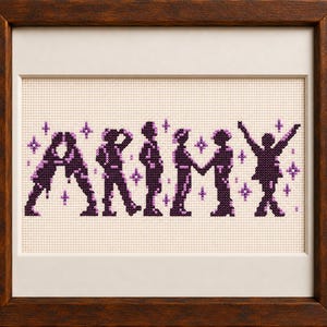 Könnte beinhalten: Ein in dunkles Holz gerahmtes Kreuzstich-Stickbild, das das Wort ARMY zeigt, buchstabiert durch Silhouetten von sieben Figuren in violettem und schwarzem Garn, akzentuiert durch kleine violette sternförmige Funken auf hellem cremefarbenem Stoff.