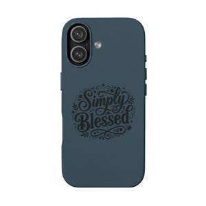 Puede incluir: Una funda de smartphone color azul pizarra mate con un recorte para cámara de doble lente y una apertura circular para el flash. El centro muestra un gráfico de caligrafía negra con el texto Simply Blessed rodeado de adornos florales.