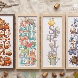 Könnte beinhalten: Vier gerahmte Kreuzstichbilder, die die Jahreszeiten darstellen. Das erste zeigt AUTUMN mit einer Vogelscheuche und Kürbissen. Das zweite SUMMER mit einer Schildkröte und Wassermelone. Das dritte SPRING mit einem Küken und Gießkanne. Das vierte WINTER mit einem Schneemann und Stiefeln.