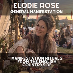 Könnte beinhalten: Eine Person mit langem grauem Haar trägt ein cremefarbenes Oberteil und eine Mondsichel-Halskette. Das Bild zeigt den Text ELODIE ROSE GENERAL MANIFESTATION und MANIFESTATION RITUALS FROM THE ENGLISH COUNTRYSIDE vor einer Festival-Kulisse.