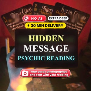 Pode incluir: Um cartão retangular preto com o texto branco HIDDEN MESSAGE PSYCHIC READING, etiquetas vermelhas e amarelas com NO AI, EXTRA DEEP, 30 MIN DELIVERY, e um ícone de câmera vermelho com texto sobre as cartas fotografadas.