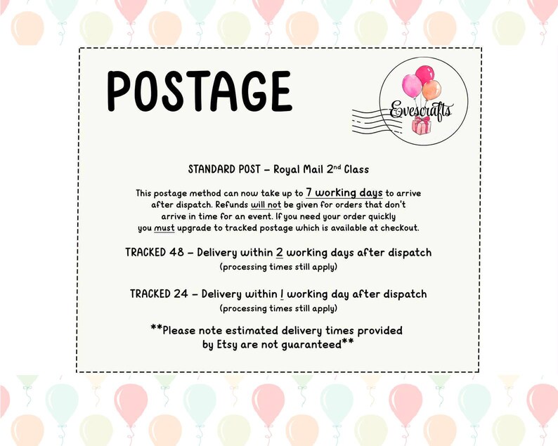 K&ouml;nnte beinhalten: Ein wei&szlig;es rechteckiges Schild mit dem Wort "POSTAGE" in gro&szlig;en schwarzen Buchstaben. Der Text beschreibt Versandoptionen wie Standard Post, Tracked 48 und Tracked 24 mit gesch&auml;tzten Lieferzeiten. Ein Logo mit Ballons befindet sich oben rechts.