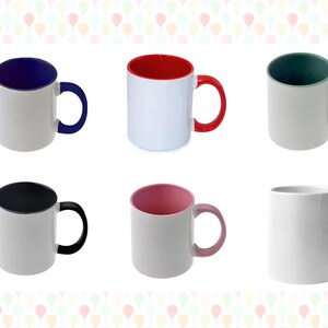 K&ouml;nnte beinhalten: Sechs wei&szlig;e Keramikbecher mit farbigen Innenr&auml;umen und Griffen. Die Becher haben blaue, rote, gr&uuml;ne, schwarze, rosa und wei&szlig;e Innenr&auml;ume und Griffe. Die Becher werden vor einem wei&szlig;en Hintergrund mit einem dekorativen Muster gezeigt.