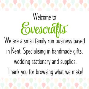 K&ouml;nnte beinhalten: Wei&szlig;er Hintergrund mit Text, der lautet: "Welcome to Evescrafts". Der Text geht weiter mit: "We are a small family run business based in Kent. Specialising in handmade gifts, wedding stationary and supplies. Thank you for browsing what we make!"
