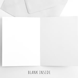 Pu&ograve; includere: Un biglietto di auguri bianco e vuoto, aperto per rivelare un interno pulito, con una busta abbinata sopra. Il biglietto &egrave; su una superficie bianca, con la scritta "BLANK INSIDE" in nero in basso. Perfetto per messaggi personalizzati.