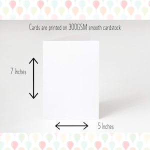 Pu&ograve; includere: Una carta bianca, alta 17,78 cm e larga 12,7 cm, &egrave; mostrata su uno sfondo bianco. Il testo "Cards are printed on 300GSM smooth cardstock" &egrave; sopra la carta. Lo sfondo presenta un motivo di palloncini colorati.