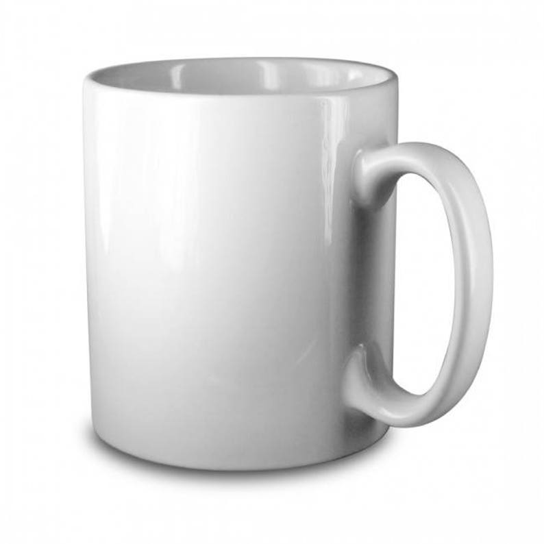 K&ouml;nnte beinhalten: Eine einfache wei&szlig;e Keramiktasse mit Henkel. Die Tasse ist leer und bereit, mit einem hei&szlig;en Getr&auml;nk gef&uuml;llt zu werden.