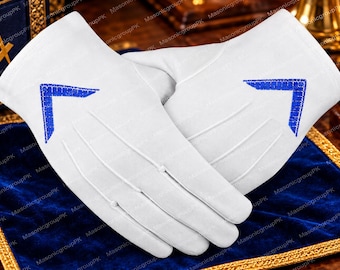 Op de afbeelding: Een paar witte handschoenen met een blauw geborduurd winkelhaak- en passer-symbool op de rug van elke hand. De handschoenen hebben drie decoratieve stiklijnen over de vingers en een eenvoudige opening bij de pols.