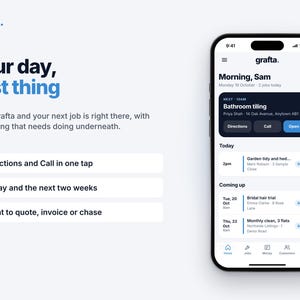 Op de afbeelding: Een smartphone met de interface van de mobiele Grafta-app, waarop een dashboard te zien is met een ochtendschema, details voor een badkamertegelklus en navigatietabbladen voor diverse functies.