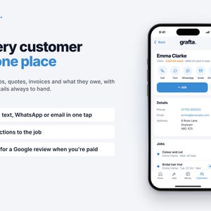 Op de afbeelding: Een smartphone met de interface van de mobiele Grafta-app, waarop een klantprofiel voor Emma Clarke wordt getoond met contactopties, werkgeschiedenis en financi&euml;le details. Het scherm heeft een strak, wit ontwerp met blauwe knoppen.