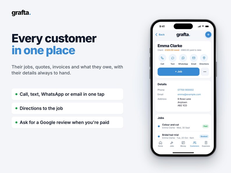 Op de afbeelding: Een smartphone met de interface van de mobiele Grafta-app, waarop een klantprofiel voor Emma Clarke wordt getoond met contactopties, werkgeschiedenis en financi&euml;le details. Het scherm heeft een strak, wit ontwerp met blauwe knoppen.