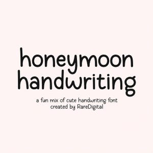 Puede incluir: Un gráfico digital que presenta el texto negro "honeymoon handwriting" en una fuente redondeada e informal, seguido del texto negro más pequeño "a fun mix of cute handwriting font created by RareDigital" sobre un fondo rosa pálido.