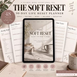 Könnte beinhalten: Ein digitaler 48-seitiger 90-Tage-Lebensplaner mit dem Titel The Soft Reset. Der Planer enthält Abschnitte für Ziele, Routinen, Finanzen, Wellness und Reflexion. Er zeigt ein Tablet-Display, einen Gewohnheitstracker und Tagesplanerseiten.