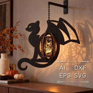 Puede incluir: Una lámpara de pared de madera negra con forma de gato alado y una linterna cilíndrica central con un diseño recortado de telarañas y murciélagos. El texto AI, DXF, EPS y SVG aparece en blanco en la pared junto a la lámpara.