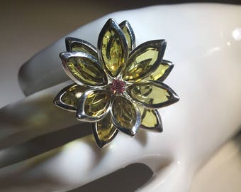 Vintage Ring - Peridot glass color flower