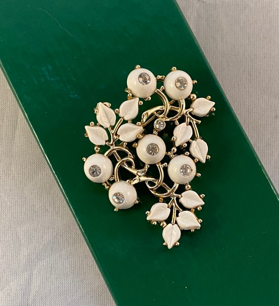 Vintage White and silver Brooch Kramer - image 1