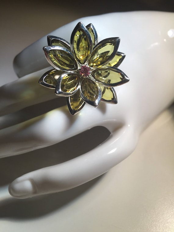 Vintage Ring - Peridot glass color flower