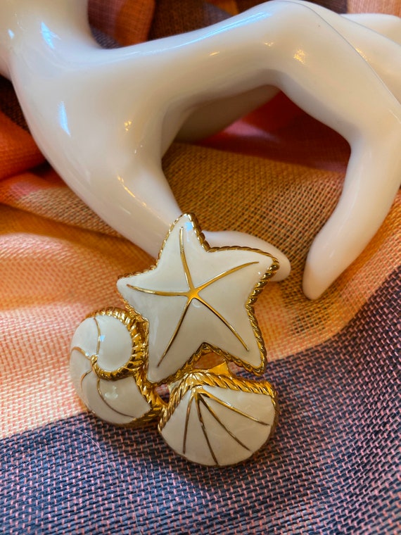 Starfish and shell white and gold trifari brooch