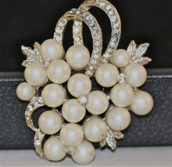 Vintage Brooch pearls and rhinestone - image 2