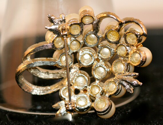 Vintage Brooch pearls and rhinestone - image 3